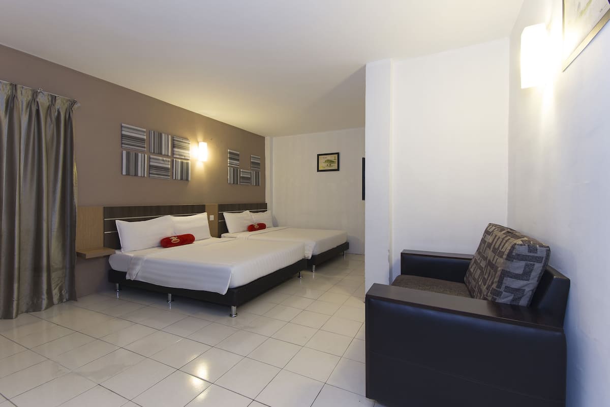 Habitación familiar (Deluxe) | Escritorio, insonorización, tabla de planchar con plancha y wifi gratis