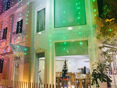 Fachada de la propiedad por la tarde o noche