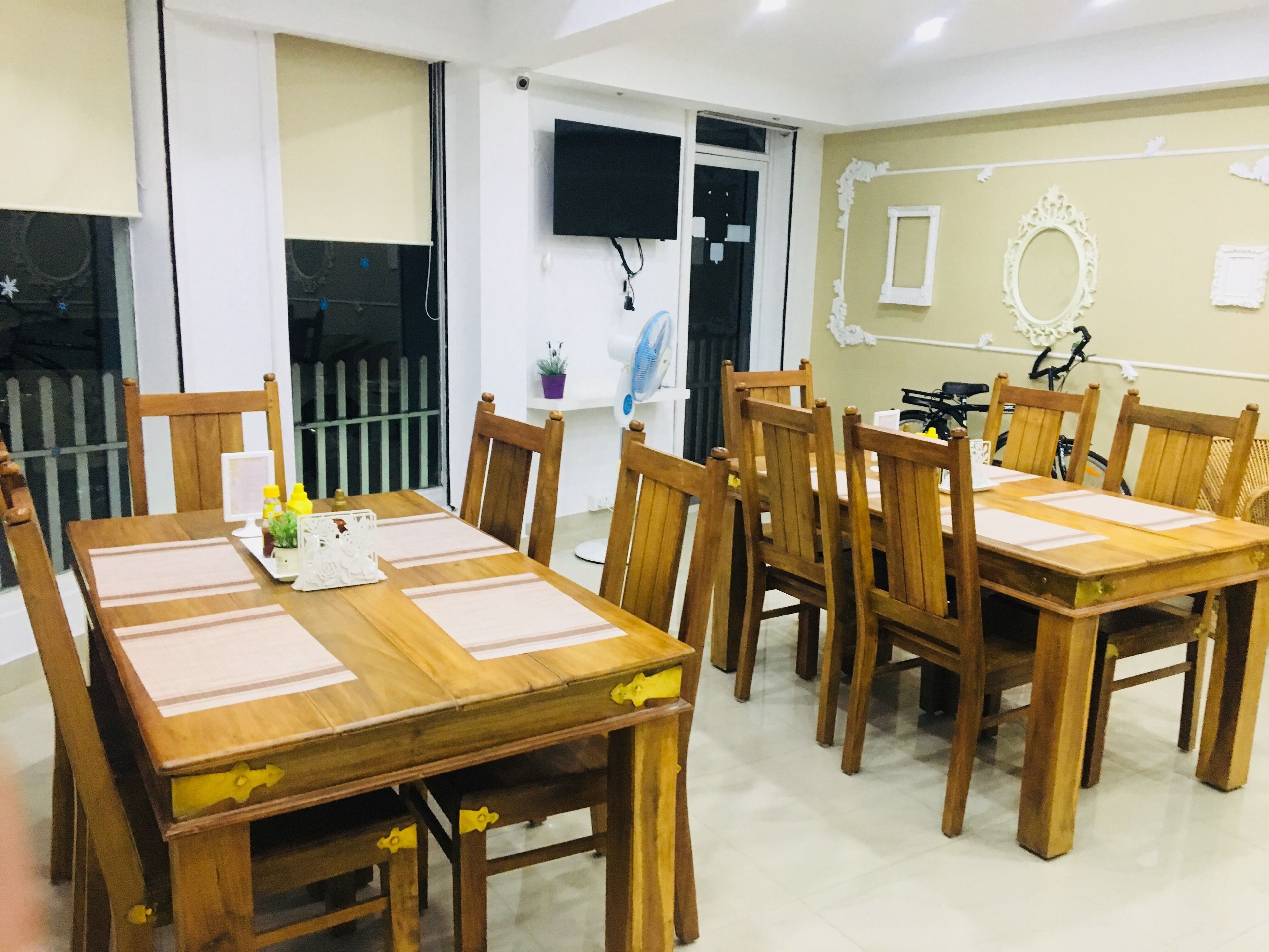 daily continental breakfast (inr 400 per person)