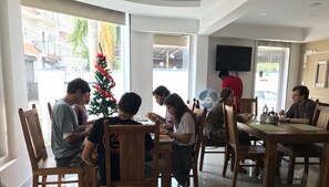 Café da manhã continental todos os dias (INR 400 por pessoa)