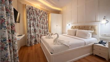 Signature Double Room, 1 Double Bed, Balcony | 1 bedroom, Egyptian cotton sheets, premium bedding