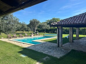 Alberca al aire libre y alberca climatizada