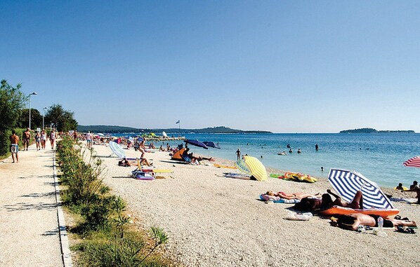 Plage à proximité, chaises longues