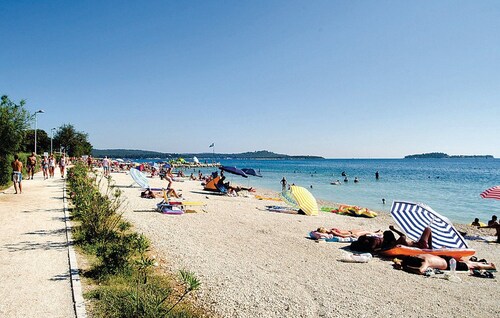 Ylellinen huvila uima-altaalla ja yksityinen puutarha, lähellä merta Pula, Kroatia