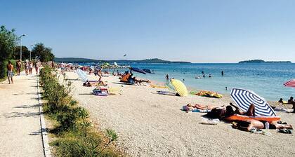 Ylellinen huvila uima-altaalla ja yksityinen puutarha, lähellä merta Pula, Kroatia