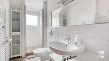 Badewanne, Haartrockner, Handtücher