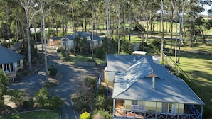 Zona residencial con varias casas, una calle principal y zonas verdes circundantes.