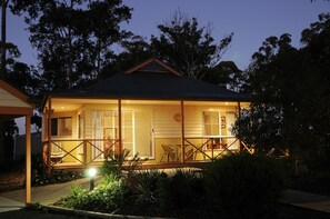 Two bedroom cottage | Terrace/patio - Waverley House Cottages (Lakes Entrance)