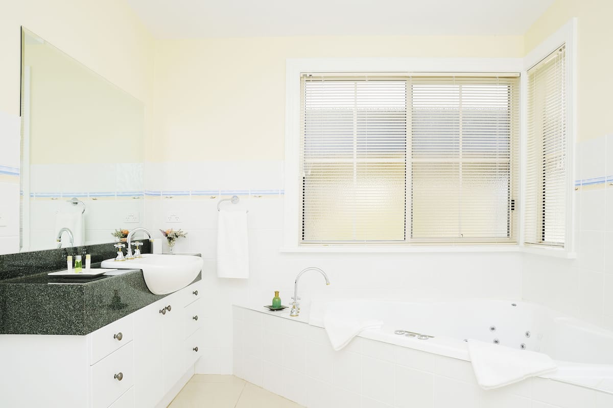 Separate bathtub and shower, jetted bath, free toiletries, hair dryer