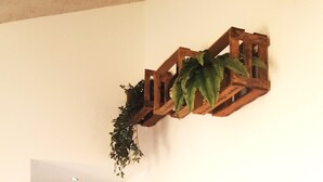 Un pasillo con cajas de madera y una planta colgante.