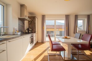 Een koelkast, een magnetron, een oven, een kookplaat