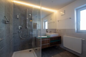 Dusche, Haartrockner, Handtücher, Seife