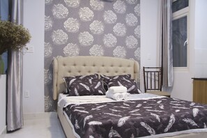 Skrivebord, strykejern/-brett, wi-fi (inkludert) og sengetøy