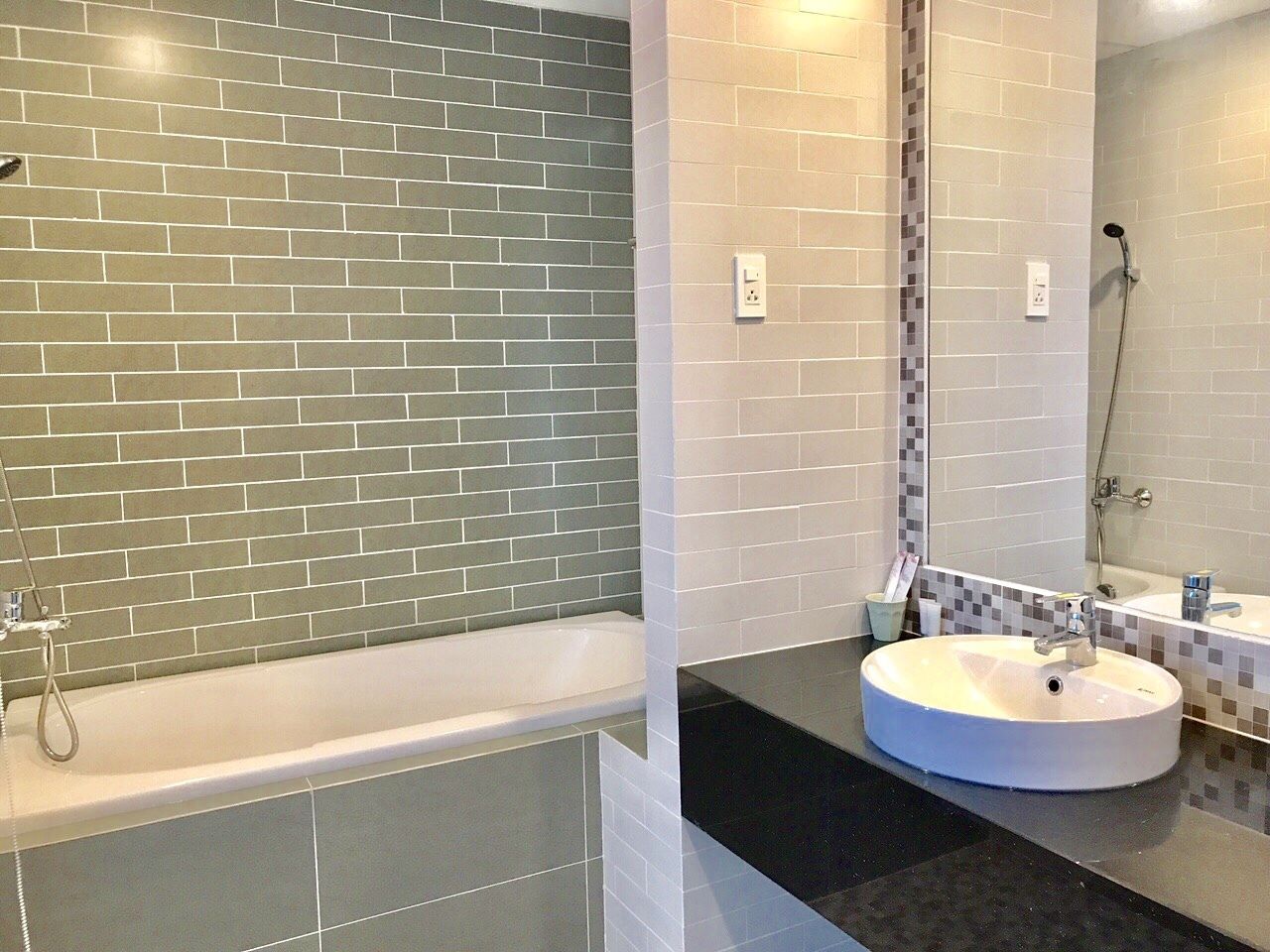 Un baño moderno con bañera, lavamanos y ducha.