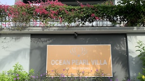 Naamplaatje voor Ocean Pearl Villa met telefoonnummer en website.