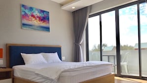 Een moderne slaapkamer met een houten bed, een nachtkastje, een groot raam met uitzicht en een kleurrijk schilderij aan de muur.