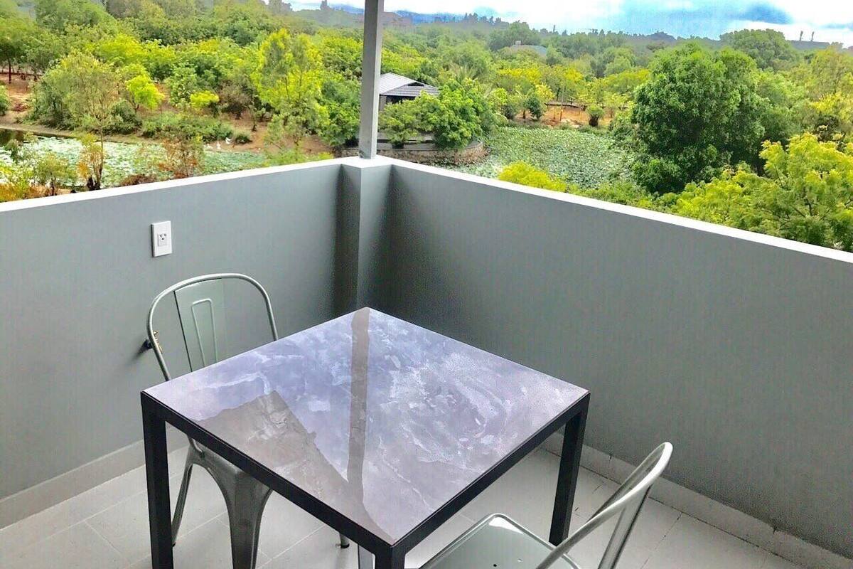 Quarto casal superior, 1 cama King, para não fumantes | Roupas de cama premium, frigobar, cofres nos quartos, escrivaninha