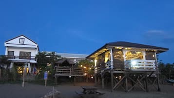 Façade de lâhĂ©bergement - soirĂ©e/nuit