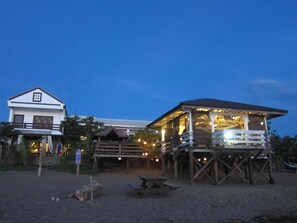 숙박 시설 정면 - 저녁/밤