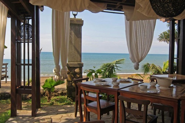 Breakfast, lunch, dinner served; local and international cuisine