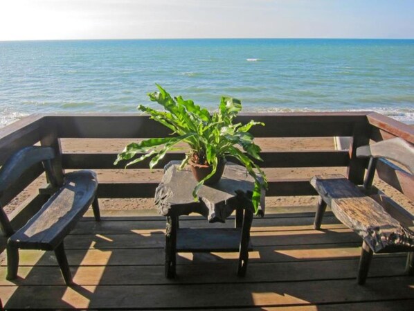 حيث تُقدم وجبات الإفطار، الغداء، العشاء، خيارت الطبخ المحلي والعالمي