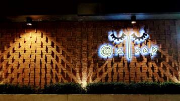 Fachada da propriedade à noite