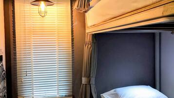 Private Room for Two Persons with Bunk Bed | Cofres nos quartos, quartos à prova de som, Wi-Fi de cortesia
