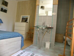 2 bedrooms, desk, iron/ironing board, WiFi