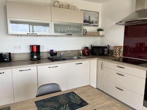 Fridge, microwave, oven, stovetop - Apartment in residence, sea view and Cap Canaille (Cassis)