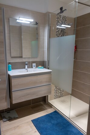 Douche, séchoir à cheveux, serviettes fournies, savon