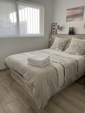 2 bedrooms, iron/ironing board, travel cot, free WiFi