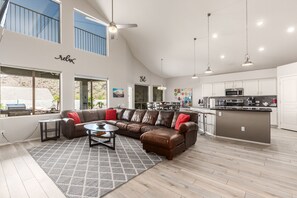 Smart TV, fireplace, video games, table tennis - Scarlet Mountain Hideaway. Private HEATED pool fee,hot tub and putting green (Phoenix)