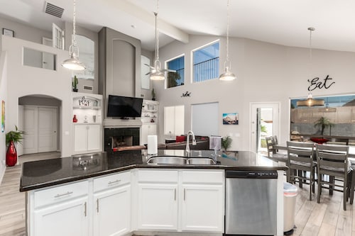 Scarlet Mountain Hideaway. Private HEATED pool fee,hot tub and putting green