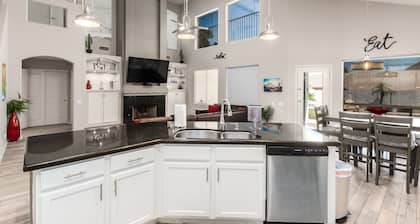 Scarlet Mountain Hideaway. Private HEATED pool fee,hot tub and putting green