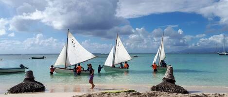 Una spiaggia nelle vicinanze