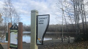 Indicador del Parc del Llac Cheney, amb un pal de fusta i una placa informativa.