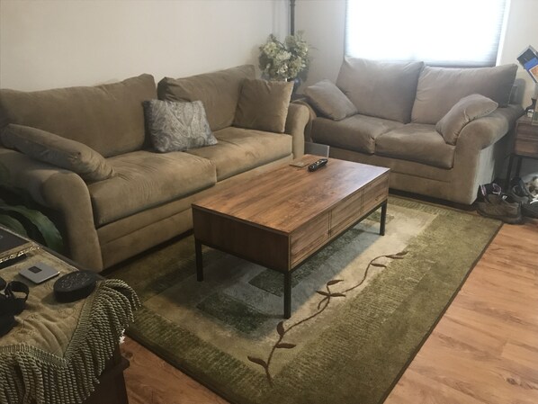 Älytelevisio, takka, DVD-soitin, stereot