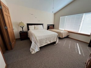 3 slaapkamers, een strijkplank/strijkijzer, gratis wifi, beddengoed