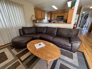 Een televisie en een open haard