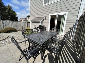 Outdoor dining - 3BR/2Bath Upscale Duplex Close to Beach, Town, and Convention Center (Seaside)
