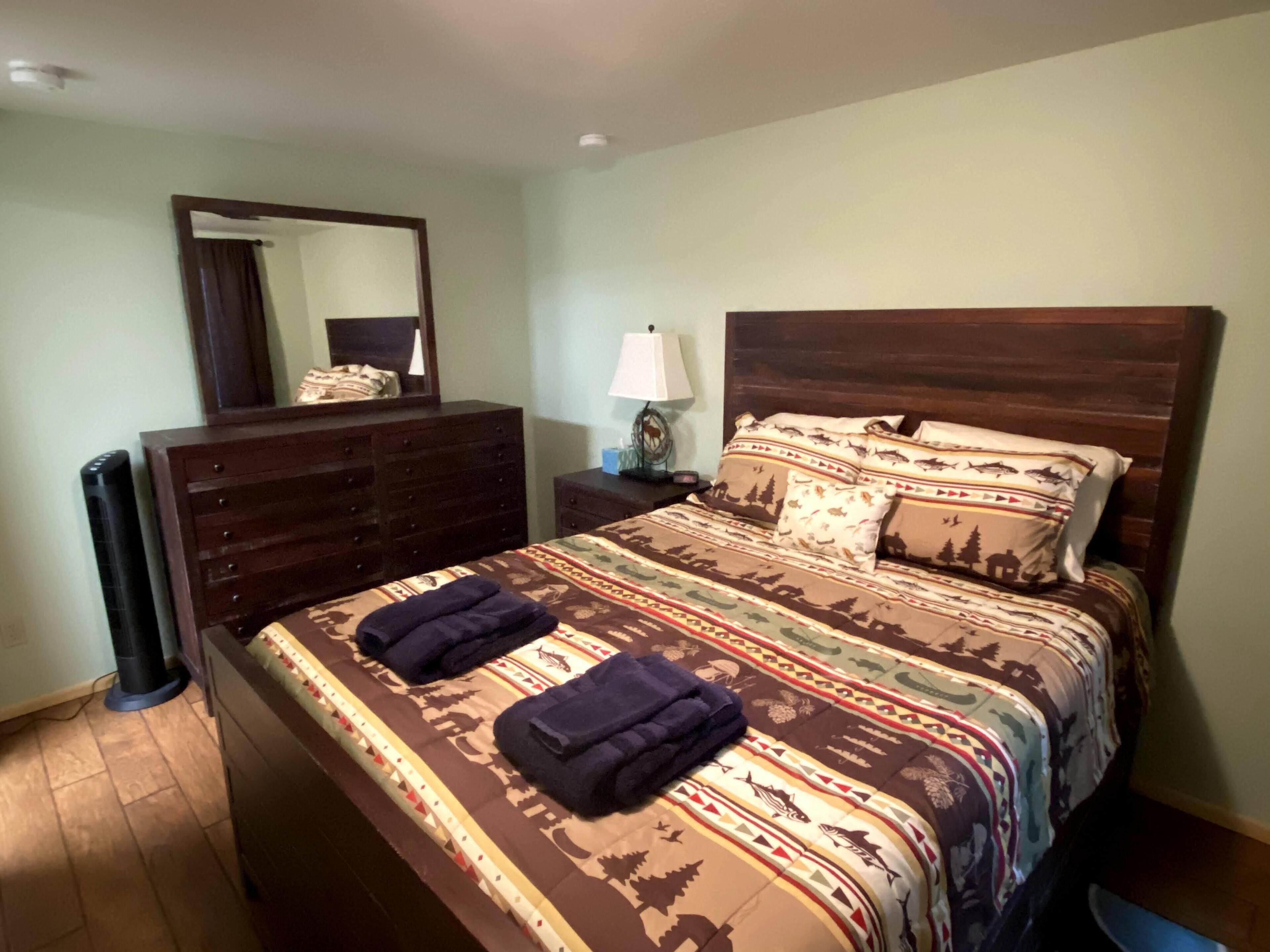 4 chambres, bureau, fer et planche à repasser, lit parapluie