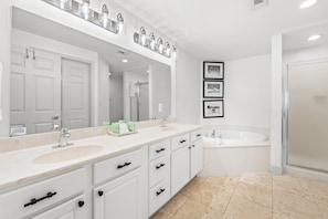 Combined shower/bathtub, hair dryer, towels - Penthouse with Incredible Views! FREE Activities - Summer Deals! (Panama City Beach)