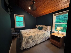 3 slaapkamers, een bureau, een strijkplank/strijkijzer, reisbedje