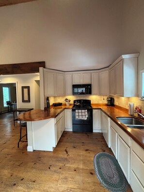 Fridge, microwave, oven, stovetop - Four-Season Fun: Family-Friendly 3BR Home with Easy Access to Outdoor Adventures (Madison)