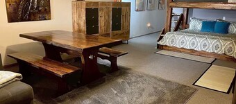 Ravens Fun Bunkhouse for up to 6, Dbl Bathroom, W/D, Patio w/ Fire Pit & Grill