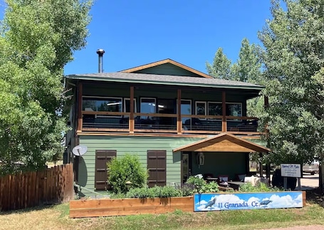 Exterior. Ravens Fun Bunkhouse for up to 6, Dbl Bathroom, W/D, Patio w/ Fire Pit & Grill