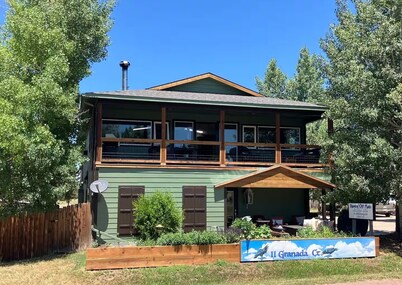 Ravens Fun Bunkhouse for up to 6, Dbl Bathroom, W/D, Patio w/ Fire Pit & Grill