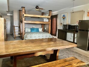 1 chambre, fer et planche à repasser, accès au Wi-Fi (inclus)