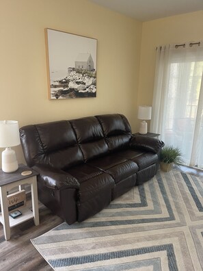 TV connectée, lecteur de DVD, livres