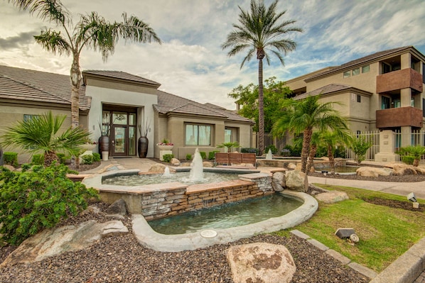 Exterior - KING BED Gated Chase Field is close! Community Pool (Phoenix)